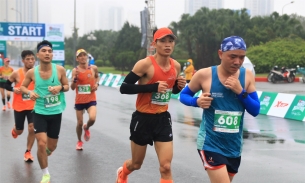 Hơn 600 vận động viên tham gia giải chạy dưới cơn mưa ở Hà Nội