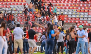 Bạo loạn trong trận đấu ở Mexico khiến ít nhất 22 người thương.
