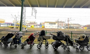 Nhiều xe đẩy đang chờ các bà mẹ Ukraine tại một ga tàu ở cửa khẩu biên giới Ba Lan