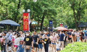 Hà Nội: Hàng vạn người đổ về công viên Thủ Lệ ngày đầu nghỉ lễ