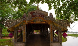 Chiêm ngưỡng cây cầu ngói ở ngôi làng cổ trên 500 tuổi đẹp bậc nhất Việt Nam