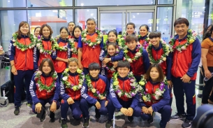 Các cầu thủ Đội tuyển Bóng đá Nữ Việt Nam về nước trong sự chào đón của người hâm mộ