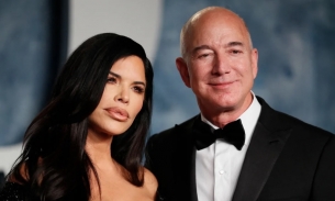 Tỷ phú Jeff Bezos và bạn gái Lauren Sánchez đã đính hôn
