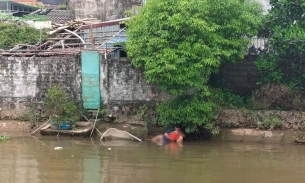 Xót xa hình ảnh người cha ôm con trai bị đuối nước khóc nghẹn bên bờ sông Giao Sơn