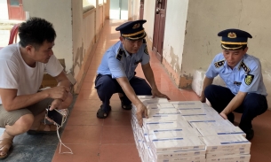 Quảng Bình: Phát hiện và bắt giữ xe ô tô tải vận chuyển gần 1.500 bao thuốc lá điếu nhập lậu
