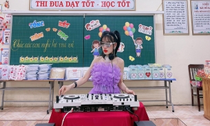 Video: Phụ huynh gây sốt với màn chơi DJ trong ngày tổng kết cuối năm của con
