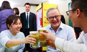 Thủ tướng Úc ăn lạc luộc, uống bia hơi Hà Nội