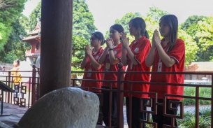 Nhiều học sinh ở xa đội nắng tới Văn Miếu để dâng hương 'xin vía' trước kỳ thi quan trọng