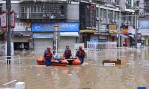 'Nước thuyền rồng' đạt đỉnh, Trung Quốc ngập lụt nghiêm trọng