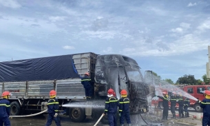 Quảng Ngãi: Xe tải đỗ gần cây xăng bốc cháy nghi ngút