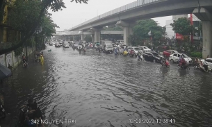 Mưa lớn bất ngờ làm nhiều tuyến phố Hà Nội biến thành 'sông'