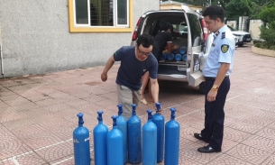 Thanh Trì (Hà Nội): Phát hiện 48 bình khí N2O không giấy tờ tập kết tại bãi đất trống