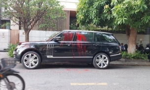 Truy tìm hai đối tượng bịt mặt, tạt sơn vào xe Range Rover ở Đà Nẵng