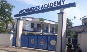 Một học sinh lớp 1 trường Archimedes bị bỏ quên trên ô tô sau chuyến dã ngoại giữa trưa nắng