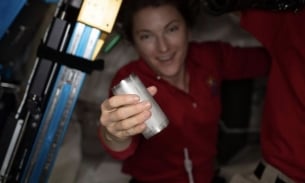 Cách NASA tái chế mồ hôi và nước tiểu của phi hành gia thành nước sạch để uống