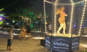 Xử phạt quán bar cho vũ công nhảy ngoài trời tại bãi biển ở Hạ Long