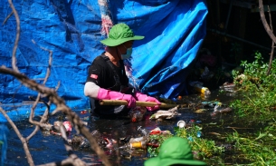 Nhóm bạn trẻ ngâm mình dưới mương nước thối dọn rác giữa trời nắng vì một 'Việt Nam Xanh'