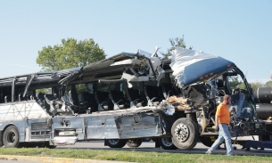 Va chạm giữa xe buýt và 3 xe đầu kéo khiến ít nhất 17 người thương vong ở Mỹ