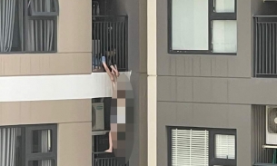 Hà Nội: Kinh hãi cảnh cô gái lơ lửng ngoài lan can tầng cao chung cư rồi rơi xuống đất