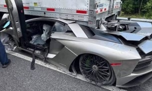Siêu xe Lamborghini 'nằm gọn' dưới gầm xe tải 18 bánh, tài xế may mắn thoát chết