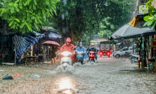 Hà Nội ngập nặng sau cơn mưa lớn, người dân không kịp trở tay