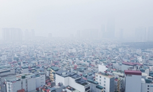 Cao ốc ở Hà Nội gần như biến mất trong sương mù, chỉ số ô nhiễm tăng cao