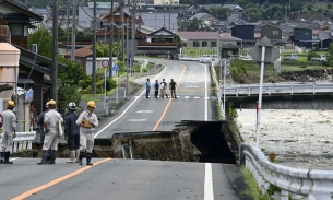Bão Lan đổ bộ Nhật Bản khiến gần 50 người bị thương