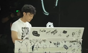Sơn Tùng M-TP mang đàn piano độc đáo đi diễn, netizen thấy 'hao hao' Charlie Puth