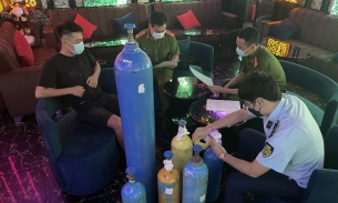 Hà Nội: Cơ sở kinh doanh dịch vụ ăn uống bán kèm 'khí cười' N2O không rõ nguồn gốc