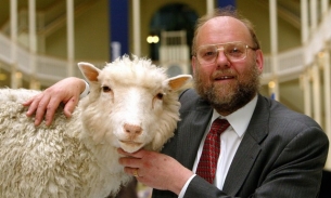 Nhà khoa học Sir Ian Wilmut - 'cha đẻ' của cừu Dolly qua đời ở tuổi 79