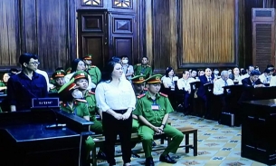Hoài Linh, vợ chồng Thủy Tiên vắng mặt tại phiên tòa xét xử bà Nguyễn Phương Hằng