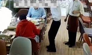 Cặp vợ chồng ngồi tù vì nhét mảnh thủy tinh vào miệng để tống tiền 17 nhà hàng