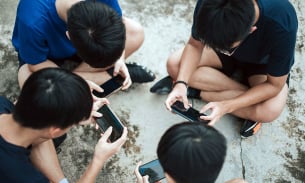 Sử dụng điện thoại di động ở mức độ vừa phải có thể tốt cho sức khỏe tâm thần của thanh thiếu niên
