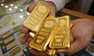 Giá vàng tăng 'điên đảo' gần 2 triệu đồng vượt mốc 77 triệu đồng/lượng