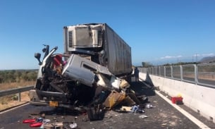 Tai nạn thảm khốc trên cao tốc, một tài xế tử vong trong cabin xe đầu kéo