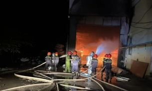 Xưởng gỗ ép công nghiệp bốc cháy dữ dội trong đêm