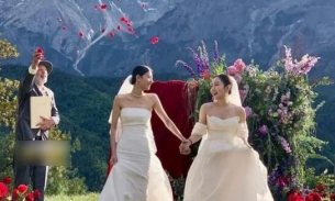 Bộ ảnh cưới 'đẹp như tranh' của cặp đôi đồng tính nữ ở Trung Quốc
