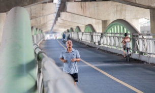 Cầu vòm sắt vượt hồ 65 tỉ độc nhất Hà Nội vắng vẻ, biến thành nơi thể dục của người dân