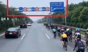 Video: Đoàn người đạp xe 'chơi đùa' với tử thần trên đường cao tốc Nhật Tân - Nội Bài
