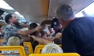 2 người đàn ông lao vào đánh nhau trên máy bay vì không nhường lối đi