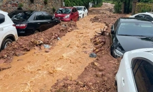 Sóc Sơn (Hà Nội): Hàng dài ô tô bị 'bao vây' trong đất đá khi nước rừng phòng hộ tràn về
