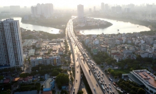 Dòng người hối hả về quê, khiến giao thông Hà Nội 'gặp khó'