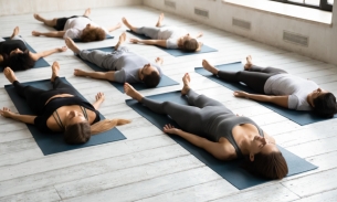 Lớp yoga thực hiện 'tư thế xác chết’, cảnh sát xông vào vì tưởng… giết người hàng loạt