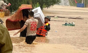 Nghệ An: Có nơi nước lên sát mái nhà, lực lượng chức năng ngâm mình trong nước hỗ trợ người dân