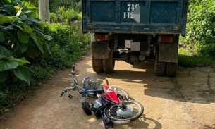 Quảng Trị: Va chạm với xe tải, bé gái 11 tuổi tử vong trên đường đưa em tới trường