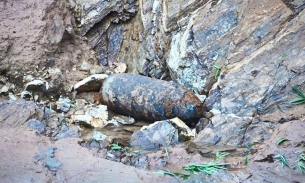 Yên Bái: Mưa lũ để lộ qua bom hơn 300kg bên bờ suối