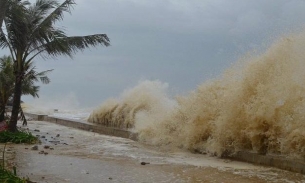 Bão số 4 hạ cấp, sóng biển gần tâm bão cao 8 mét