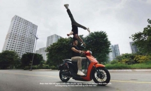 Sở Văn hóa - Thể thao TP Hồ Chí Minh vào cuộc làm rõ vụ 2 nghệ sĩ Quốc Cơ, Quốc Nghiệp chồng đầu đi xe máy