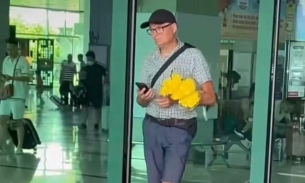 Mang hoa cúc vàng ra sân bay đón vợ, người đàn ông nước ngoài khiến ai cũng ngỡ ngàng