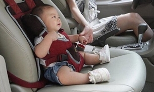 Đề xuất cấm trẻ dưới 10 tuổi ngồi hàng ghế trước xe ô tô con